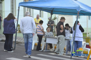 Prefeita Suzy Simão e ouve população na feira da Vila