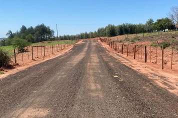 Prefeitura conclui mais um trecho de estrada rural no bairro Mundo Novo